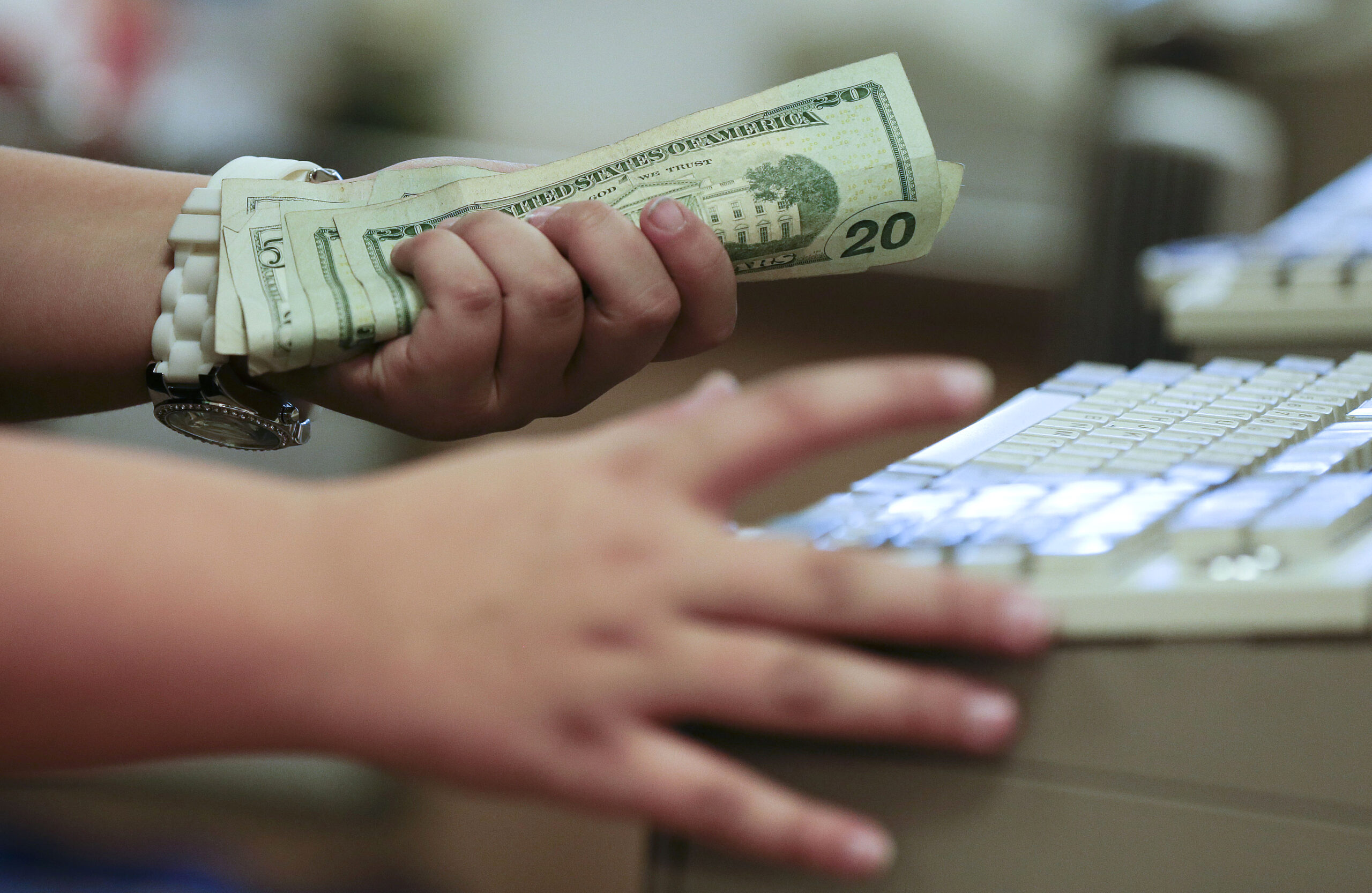 US consumer spending down 0.1 percent in April