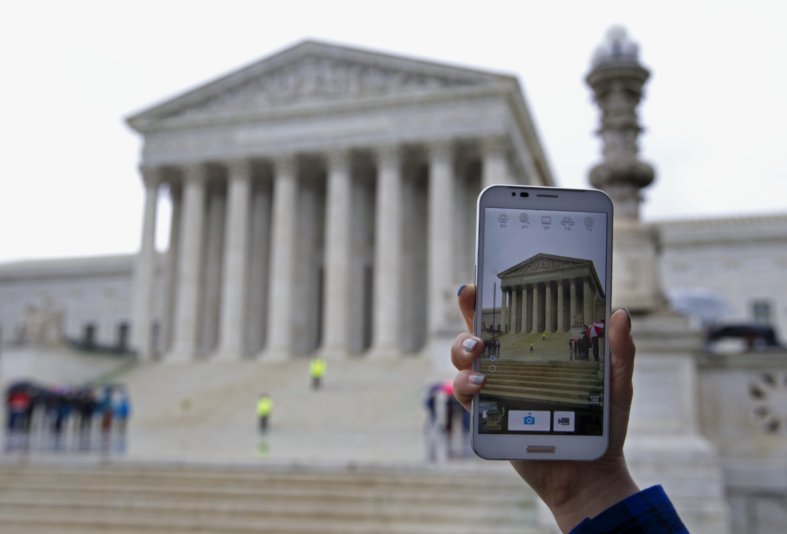 Supreme Court raises concerns over warrantless cellphone searches