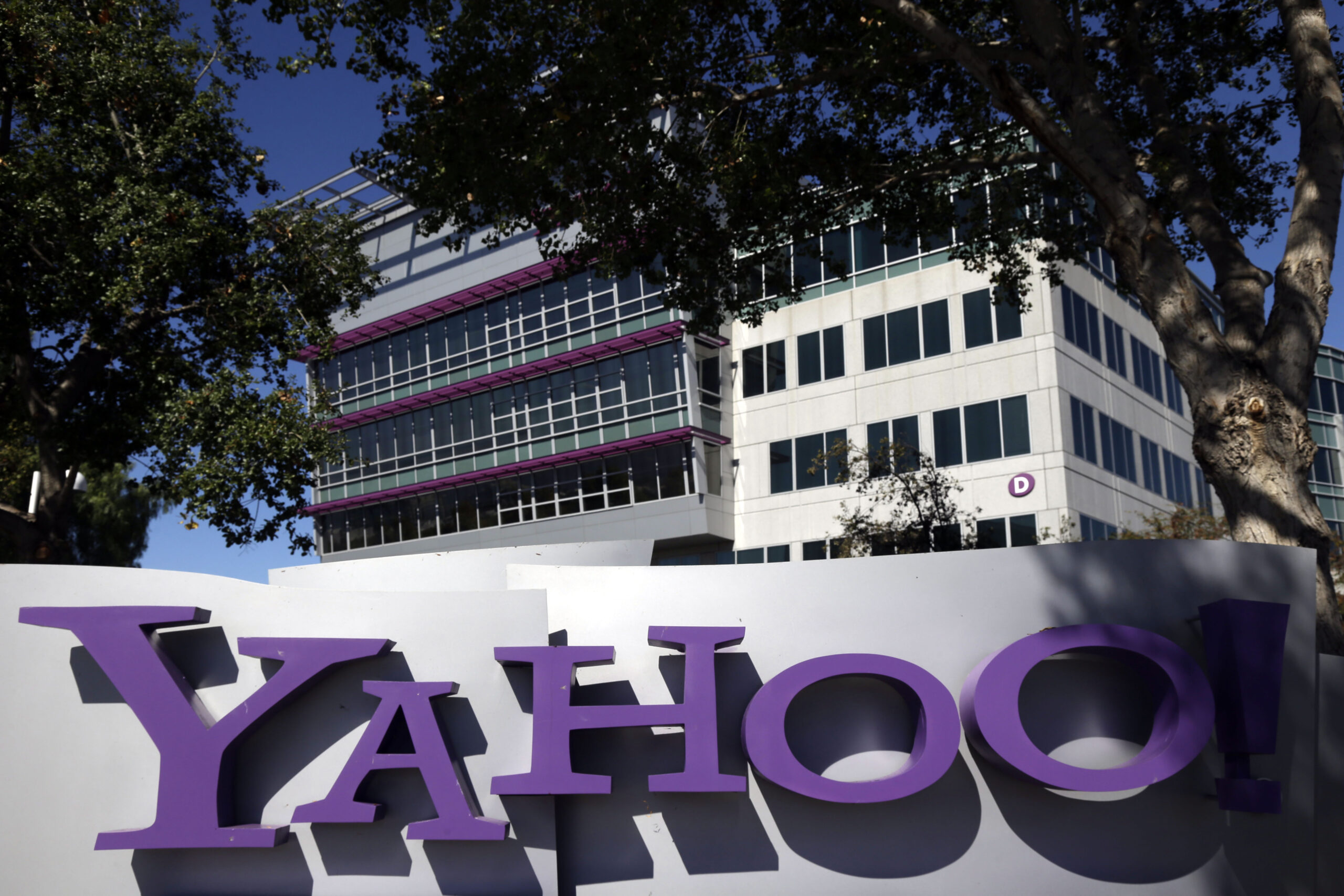 US threatened Yahoo with huge fine over emails