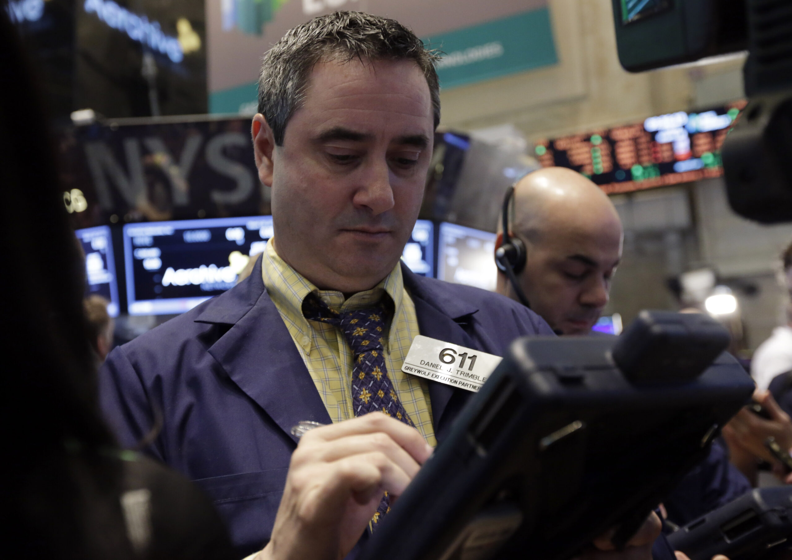 Stocks edge up as Americans open their wallets