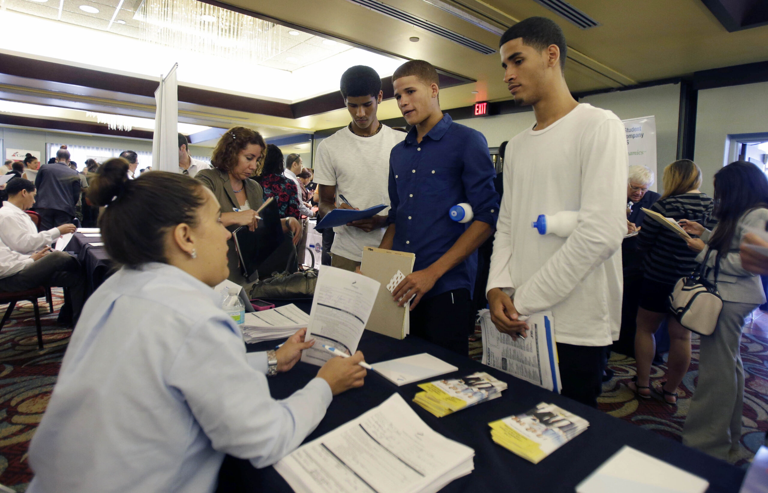 US job openings rise in August, but hiring flat