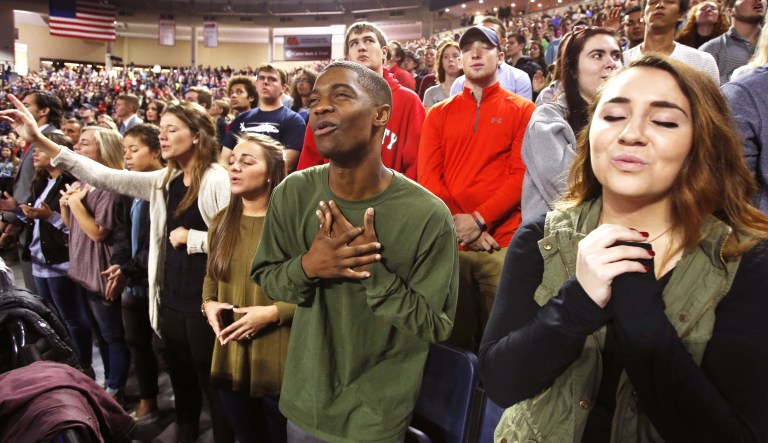 Worshipper sing at church.