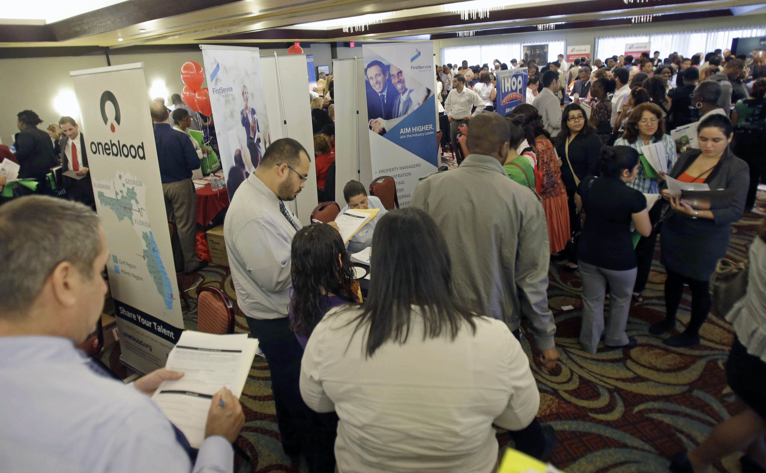 Jobless claims jump to 853K amid surge in coronavirus infections