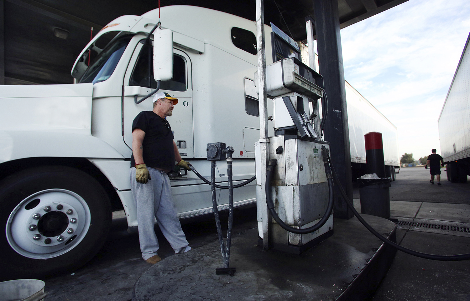 Obama imposes new fuel regs on trucks