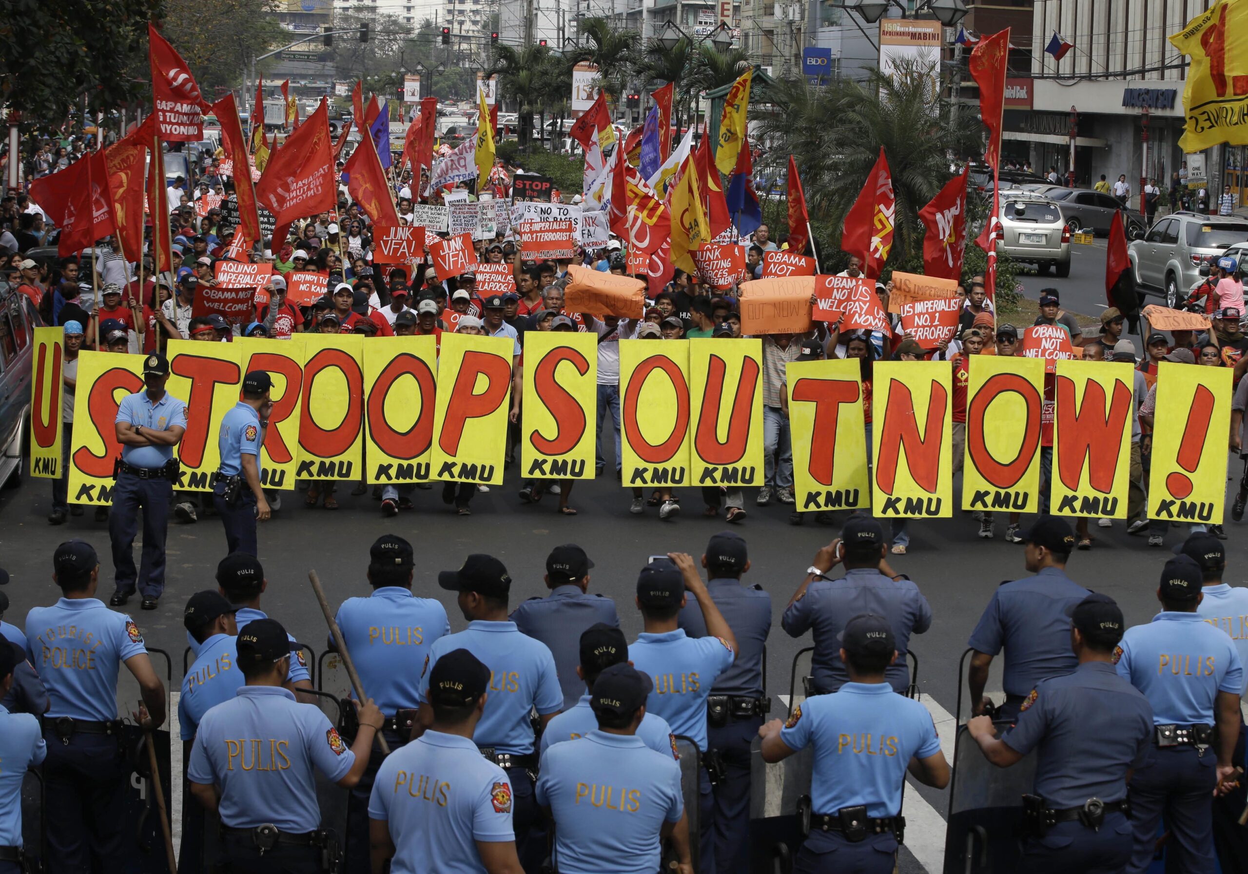 Anti-Obama protesters in Manila clash with police