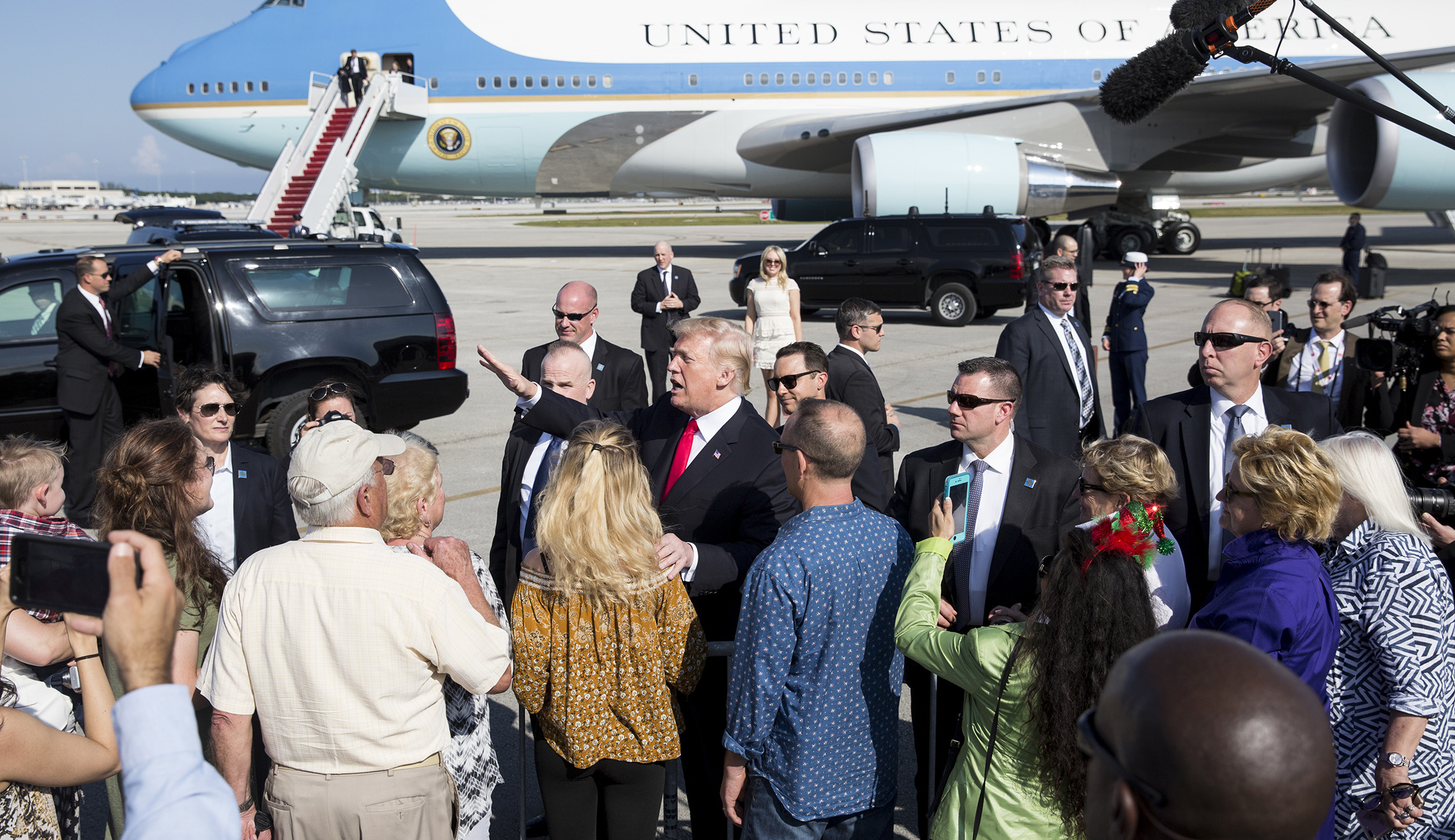 Trump waves ‘Keep on tweeting!’ sign after arriving in Florida