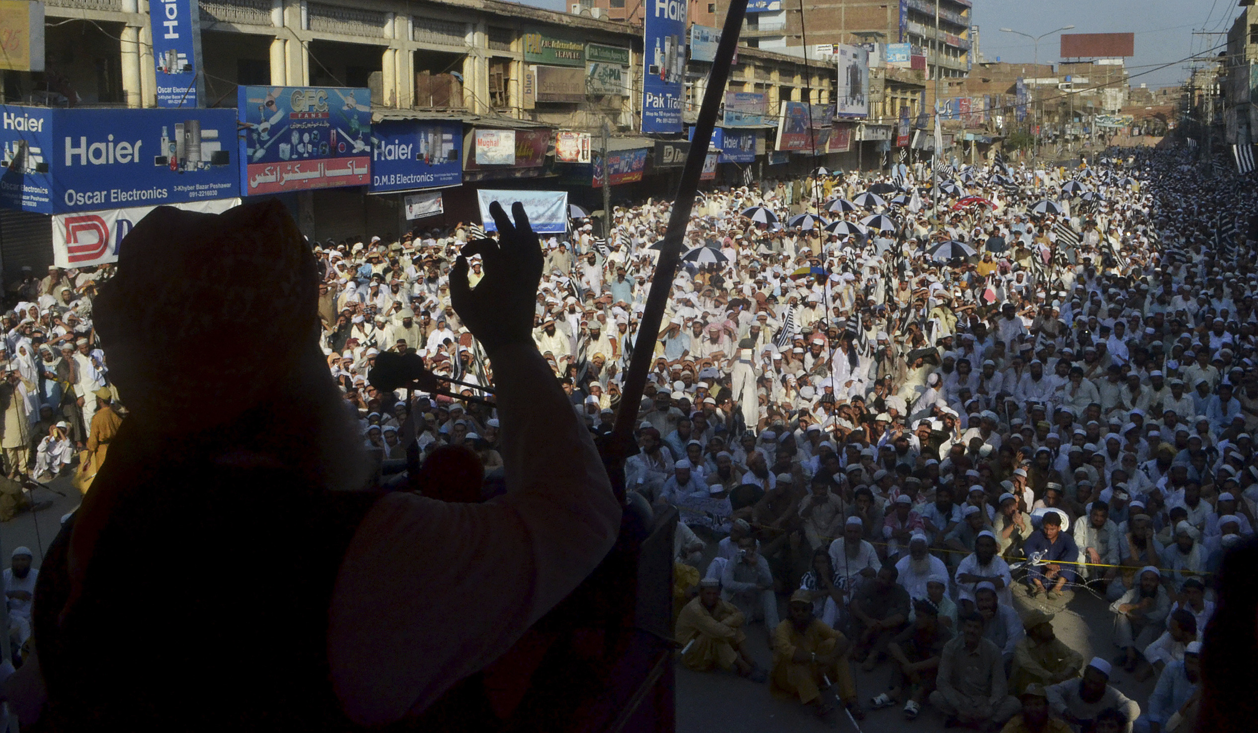 Police, protesters clash in Pakistani capital