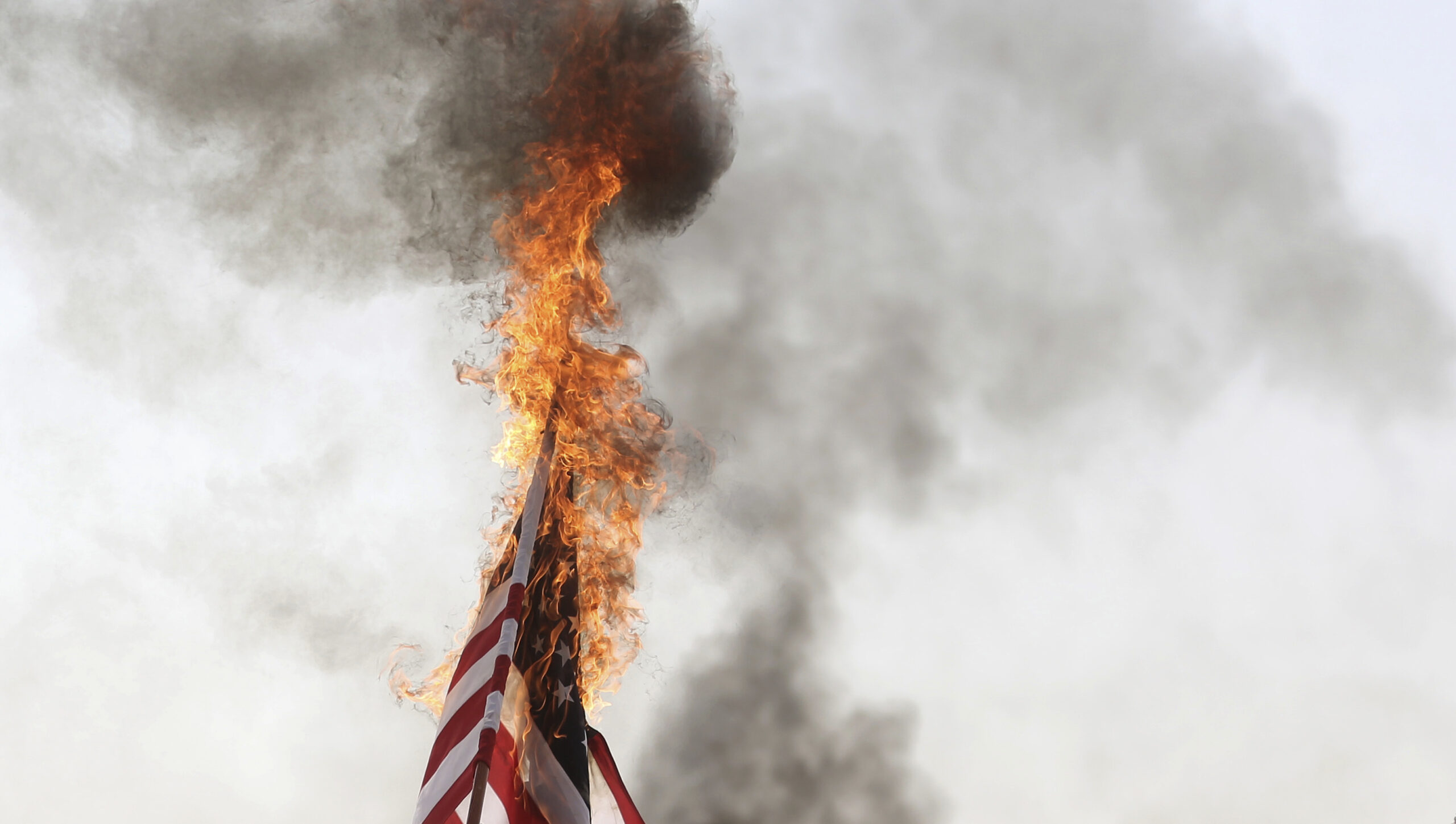 Las Vegas firefighter rescues American flag from fire