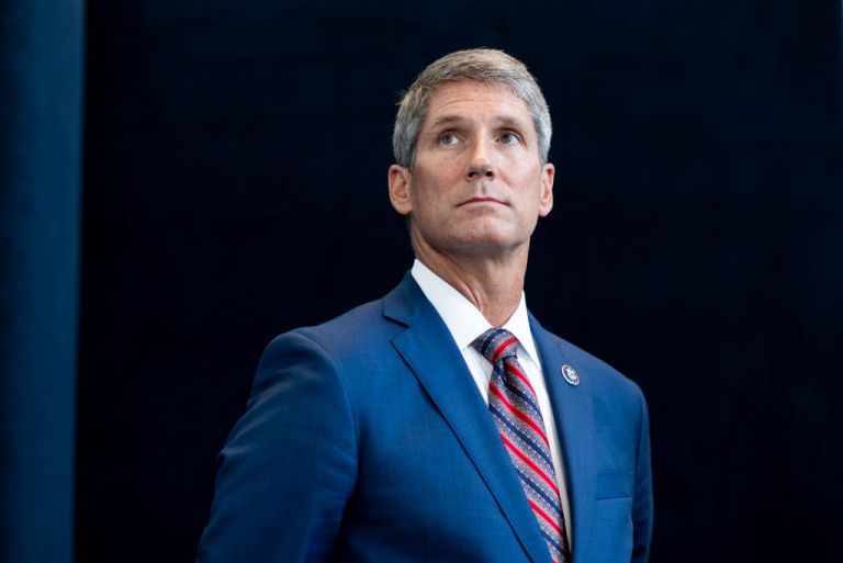 Republican lawmaker sold thousands in Apple stock as DOJ escalated antitrust investigation