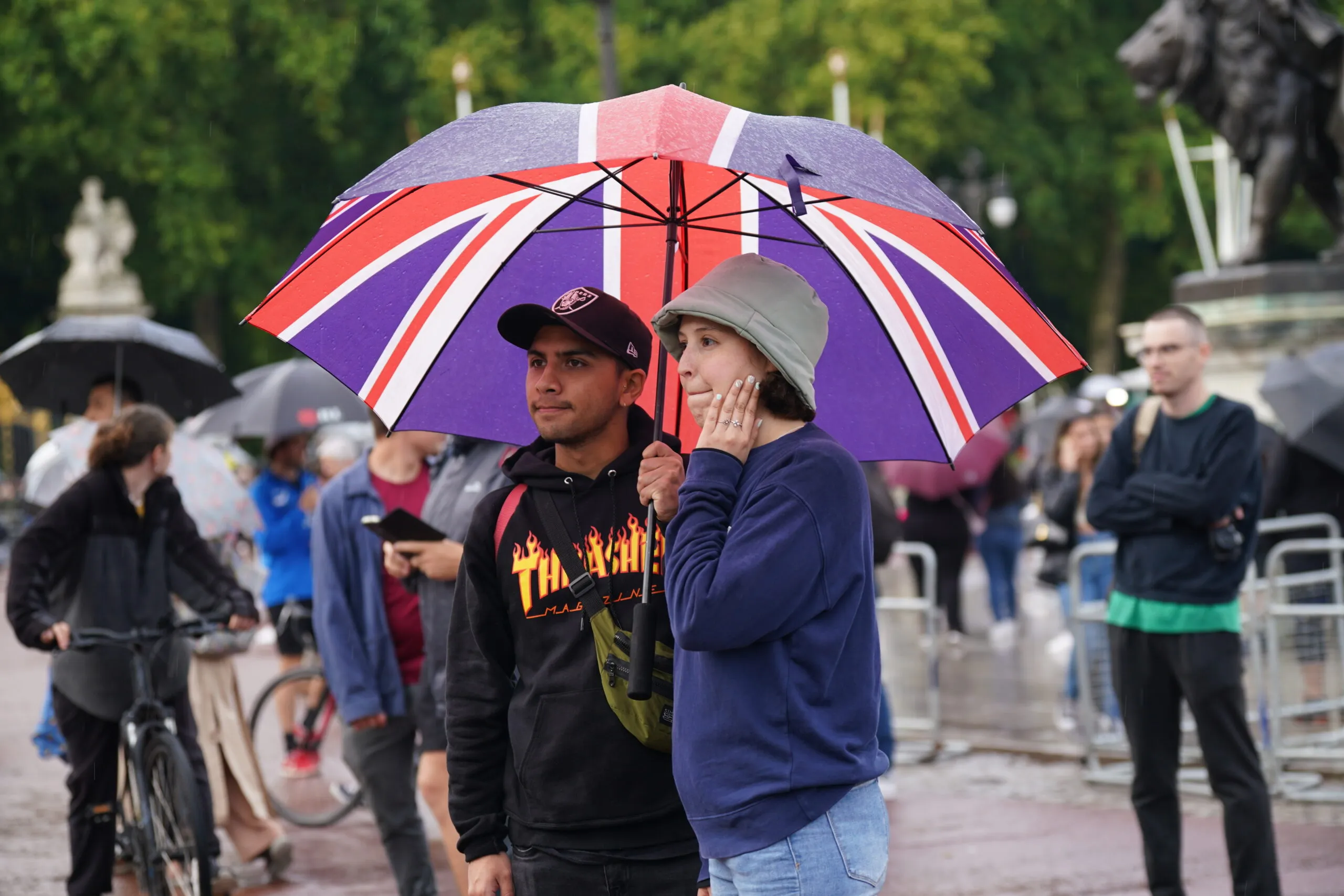 SEE IT: Mourners head to Buckingham Palace after Queen Elizabeth II’s death
