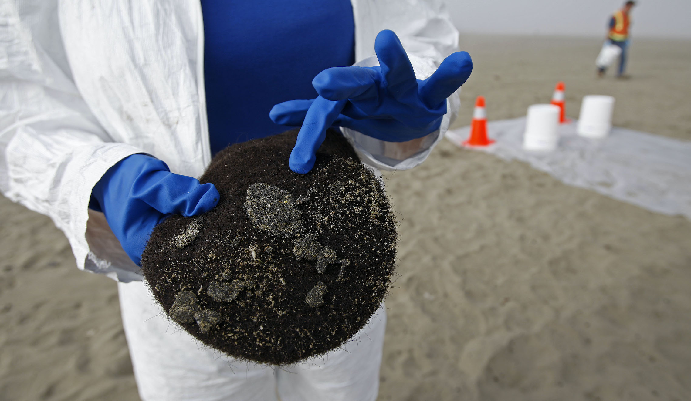 Nonprofit organization uses hair to soak up oil spills