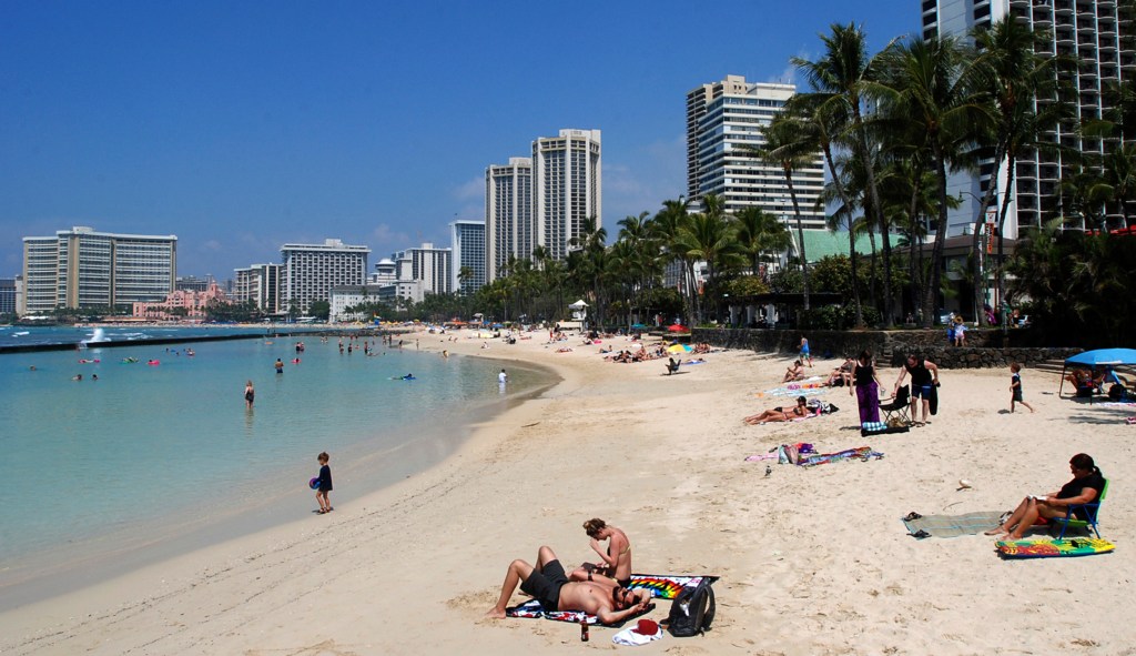 Hawaii issues blizzard warning