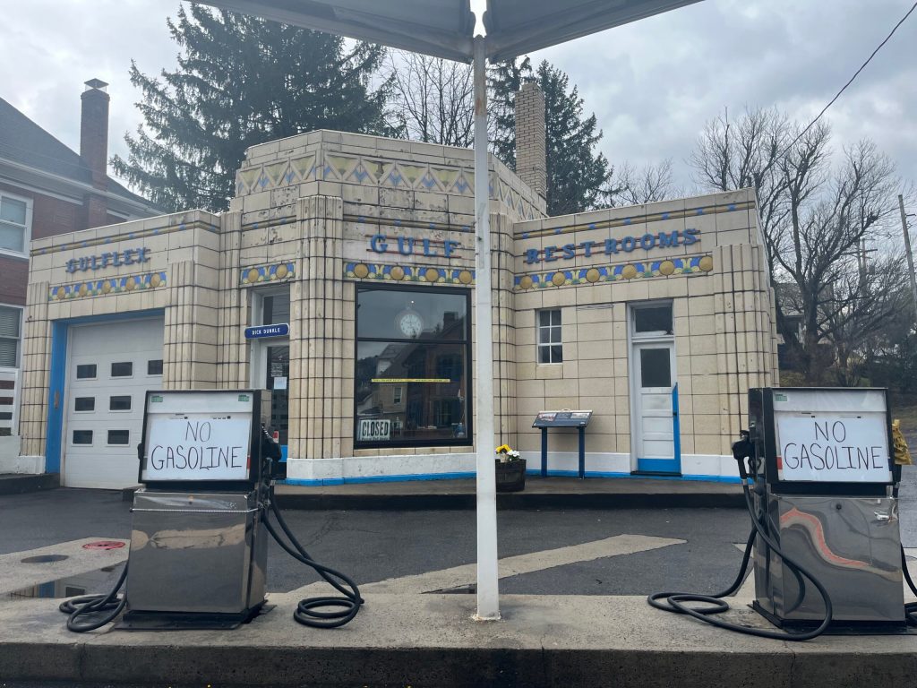 A Lincoln Highway icon dies