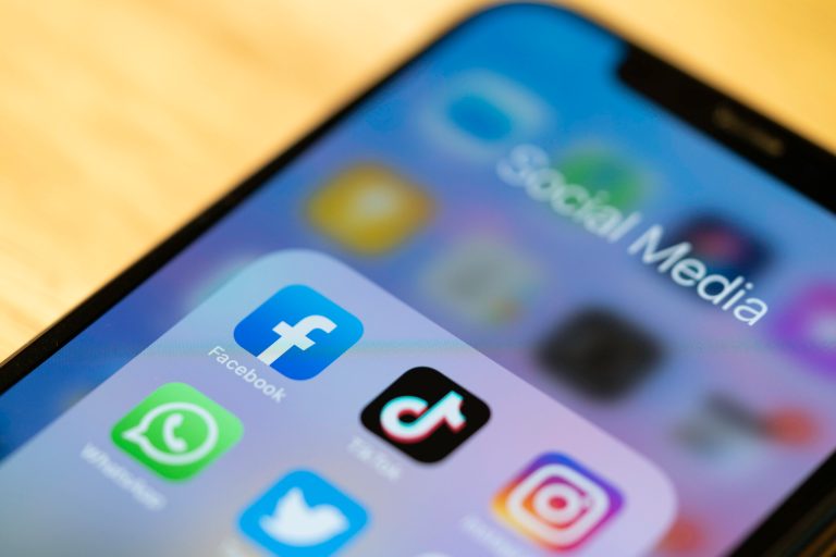 Facebook glitch floods feeds with celebrity posts