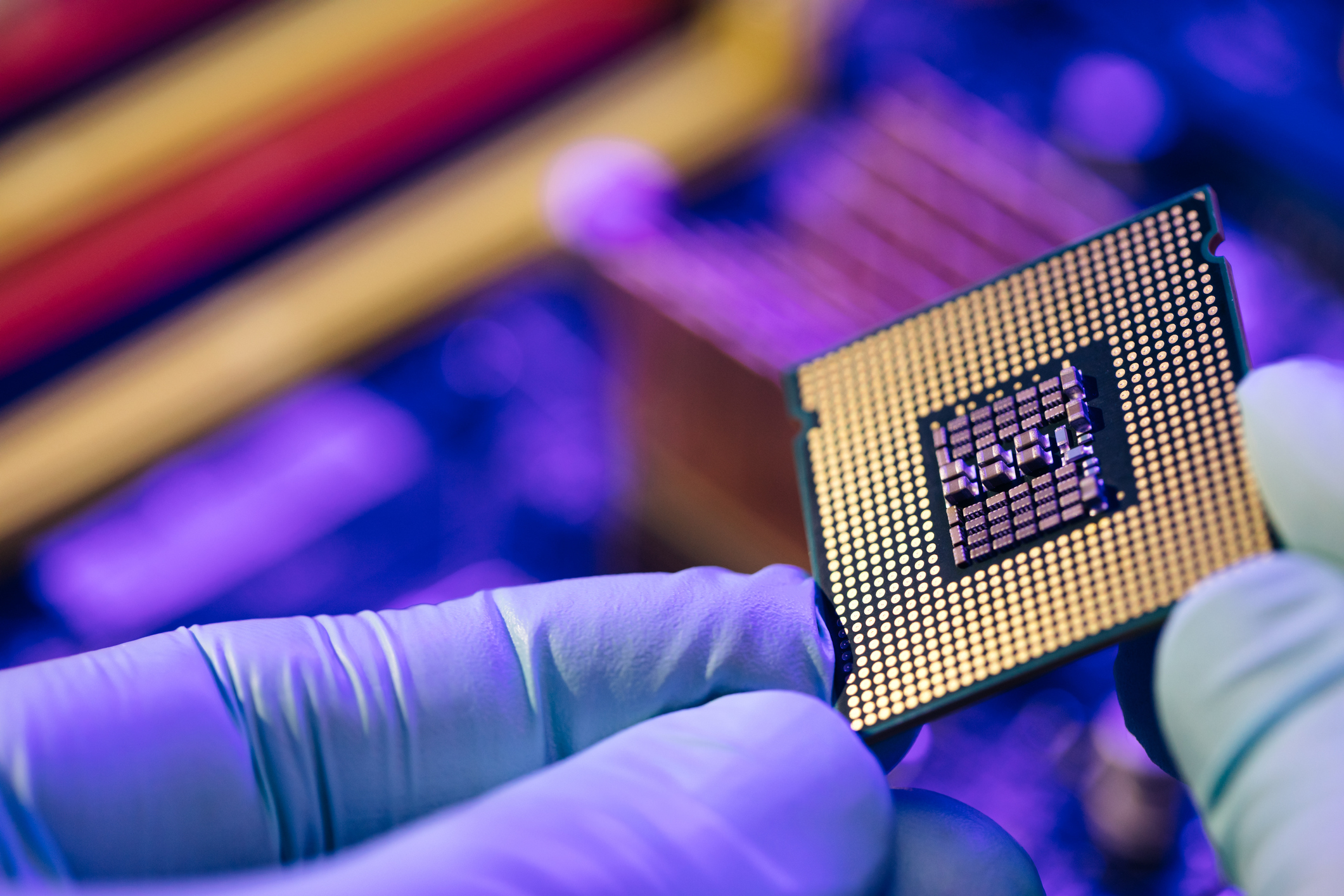 Intel reports lower 1Q net income, higher revenue