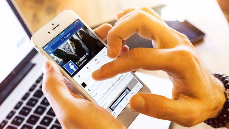 Facebook offering news outlets millions annually to use articles in new feed