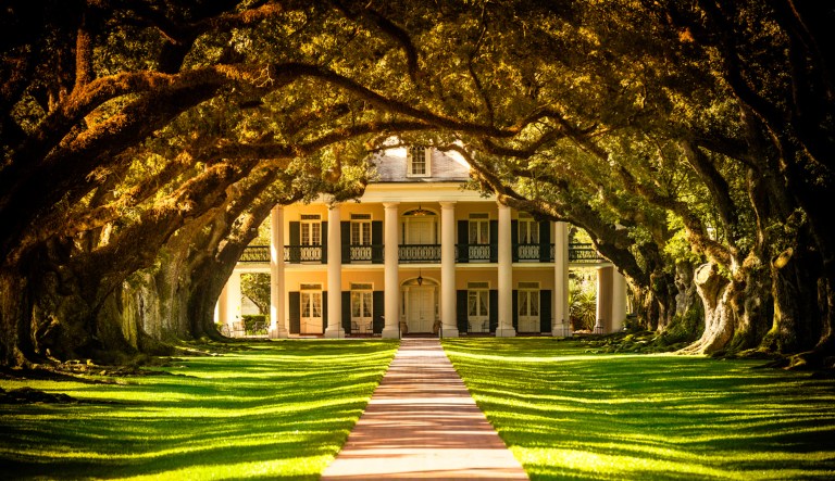 Plantation homes have a dark past, but that doesn’t make them bad wedding venues