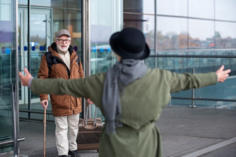 ‘Hugging bandit’ pickpockets people by pretending to know them