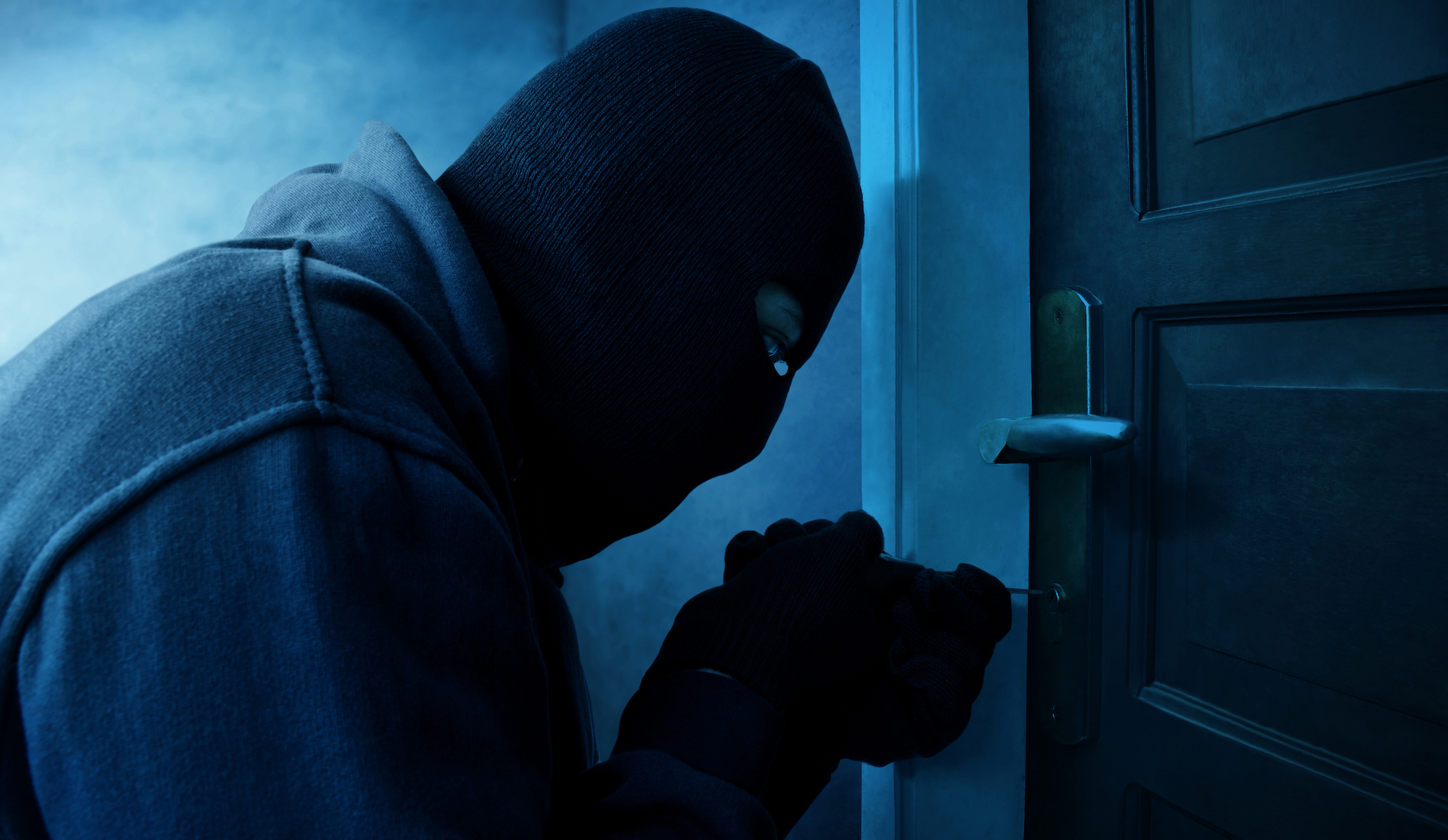 Burglar with AR-15 gives homeowners $200 after being caught