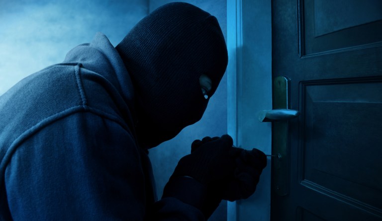 Burglar with AR-15 gives homeowners $200 after being caught