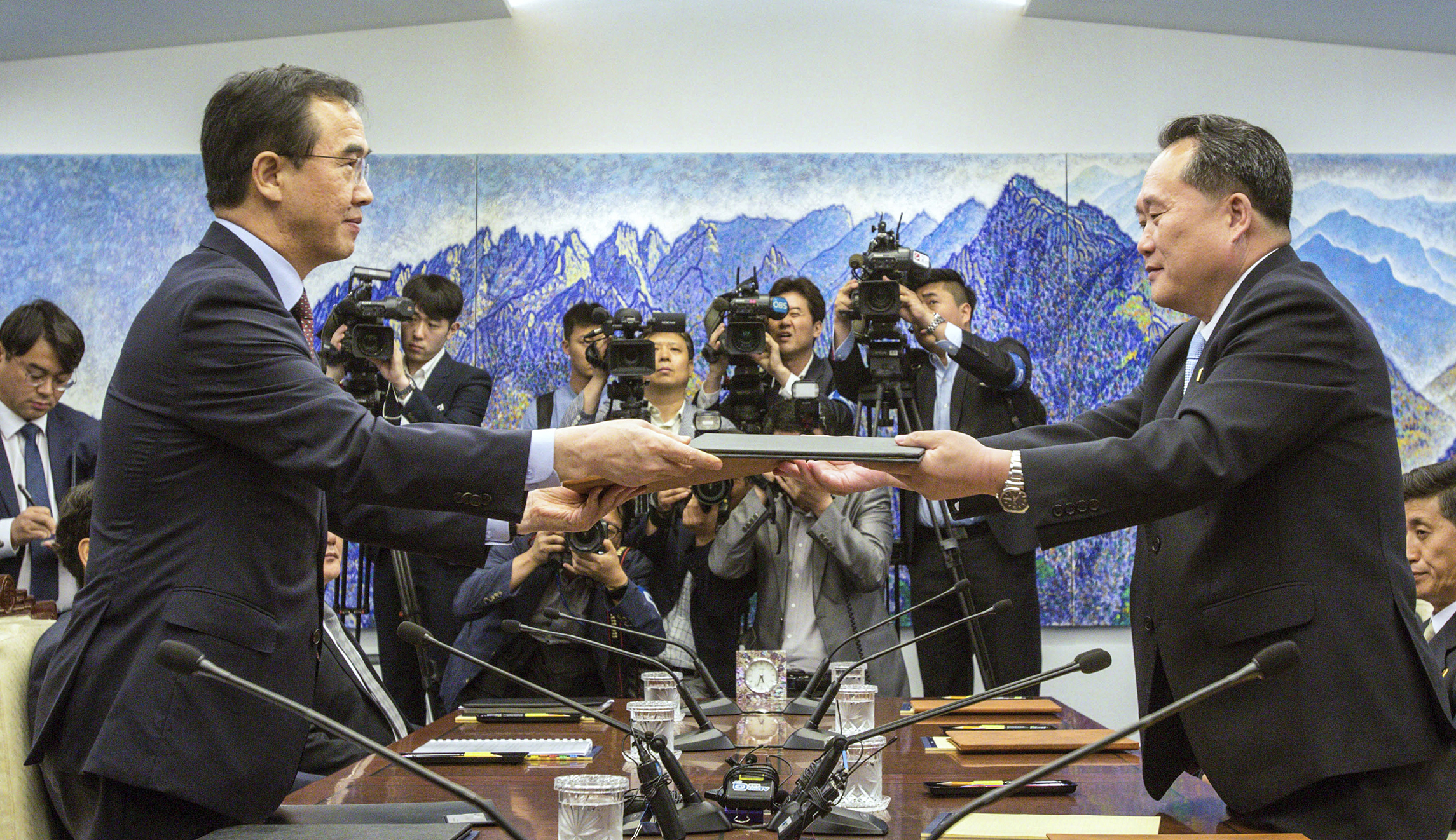 Koreas agree to reunite families separated by the Korean War
