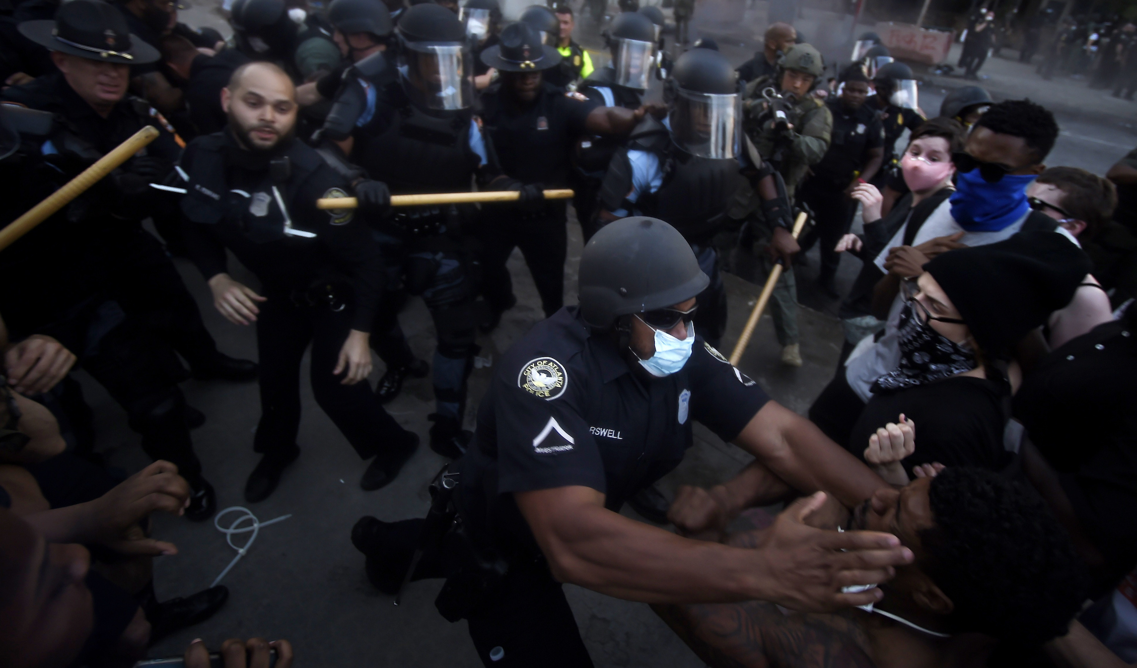 ‘Melee’ in LA: Protesters trade blows with police in streets of California