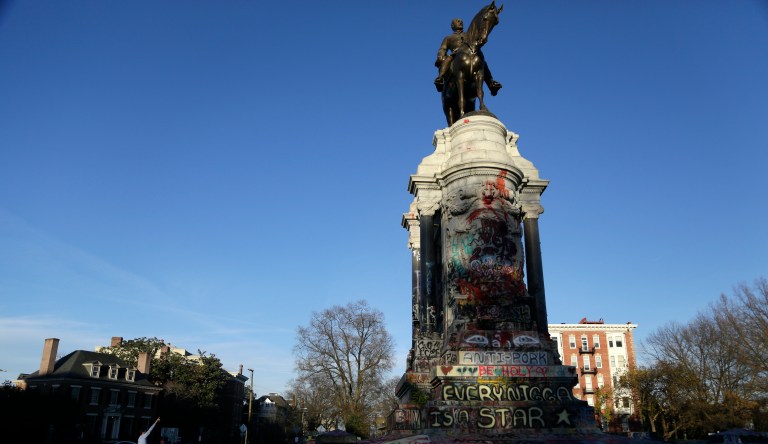 Trump decries removal of Robert E. Lee monument