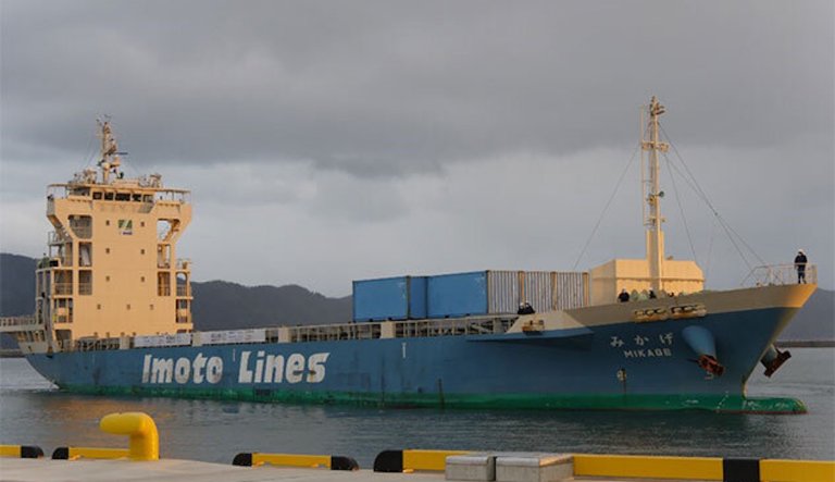 First voyage of unmanned container ship completed in Japan, moored by drone