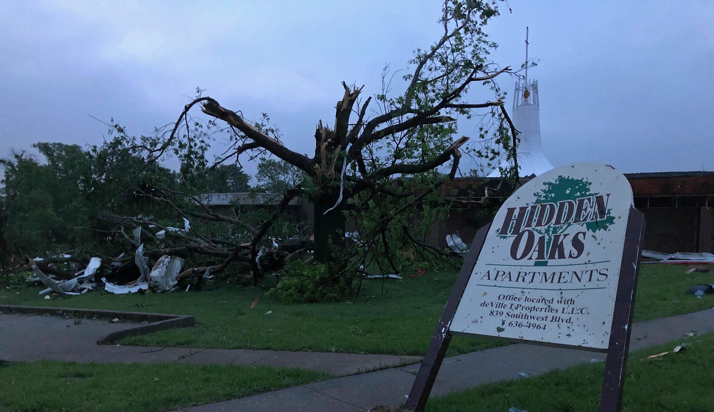 Powerful tornado strikes Missouri capital, leaving residents trapped in homes