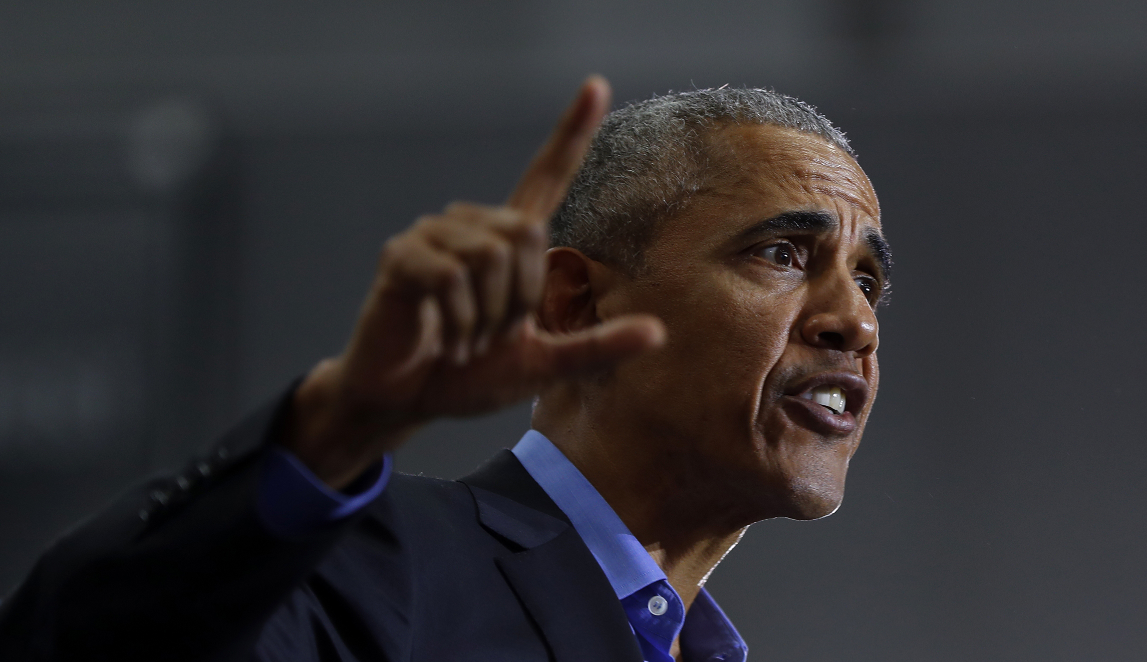 Obama harassed by hecklers in Florida