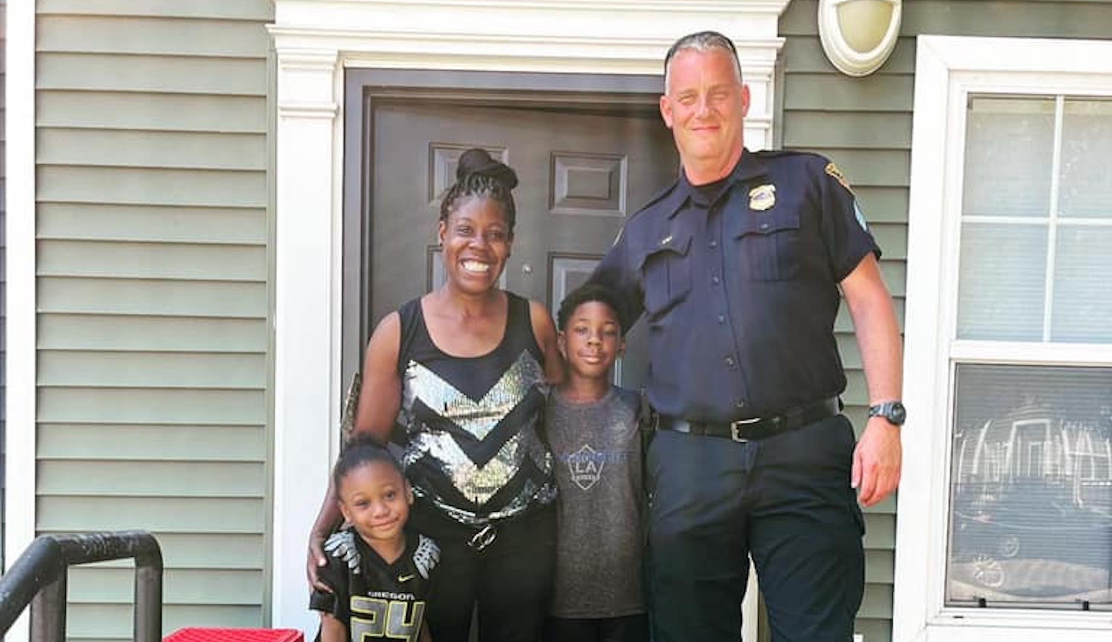 SEE IT: Police officer thanks woman who saved him with EpiPen after bee stings