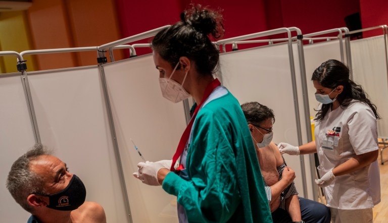 Biden administration unconvinced on COVID-19 booster shots after Pfizer talks