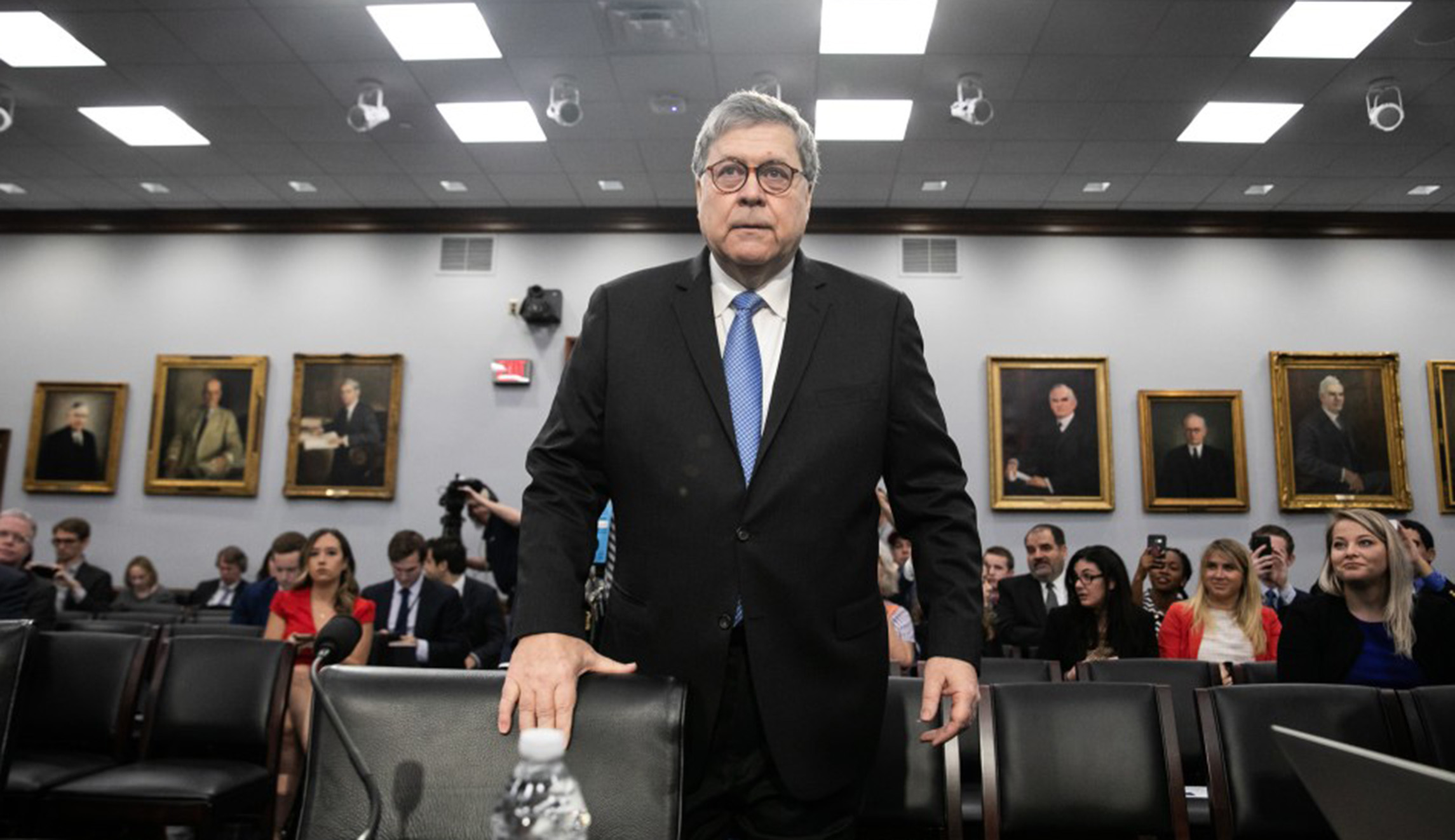 SEC commissioner announces October resignation