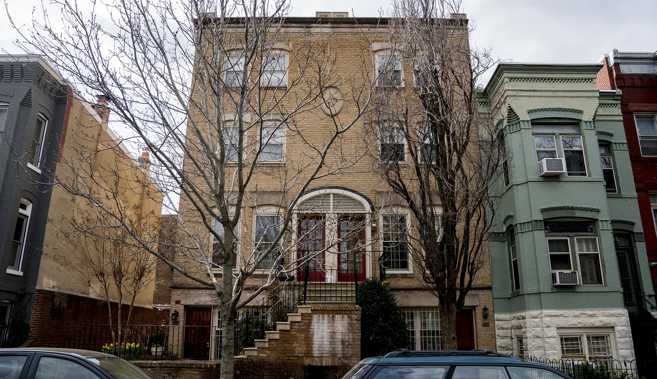 Scott Pruitt’s condo lease initially listed energy lobbyist as landlord