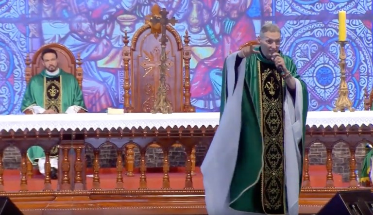 Brazilian priest gets shoved by woman in the middle of Mass