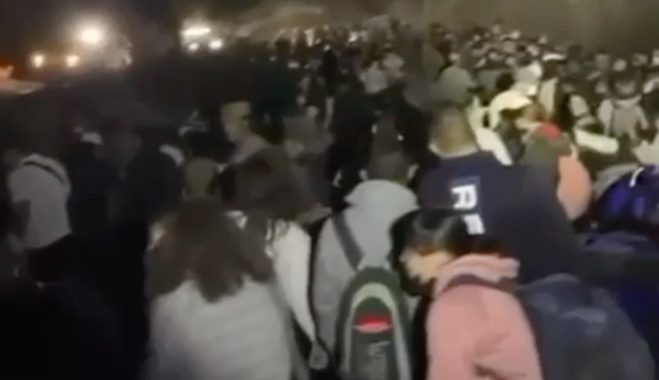Group of 400 migrants apprehended crossing border in Eagle Pass, Texas: Video