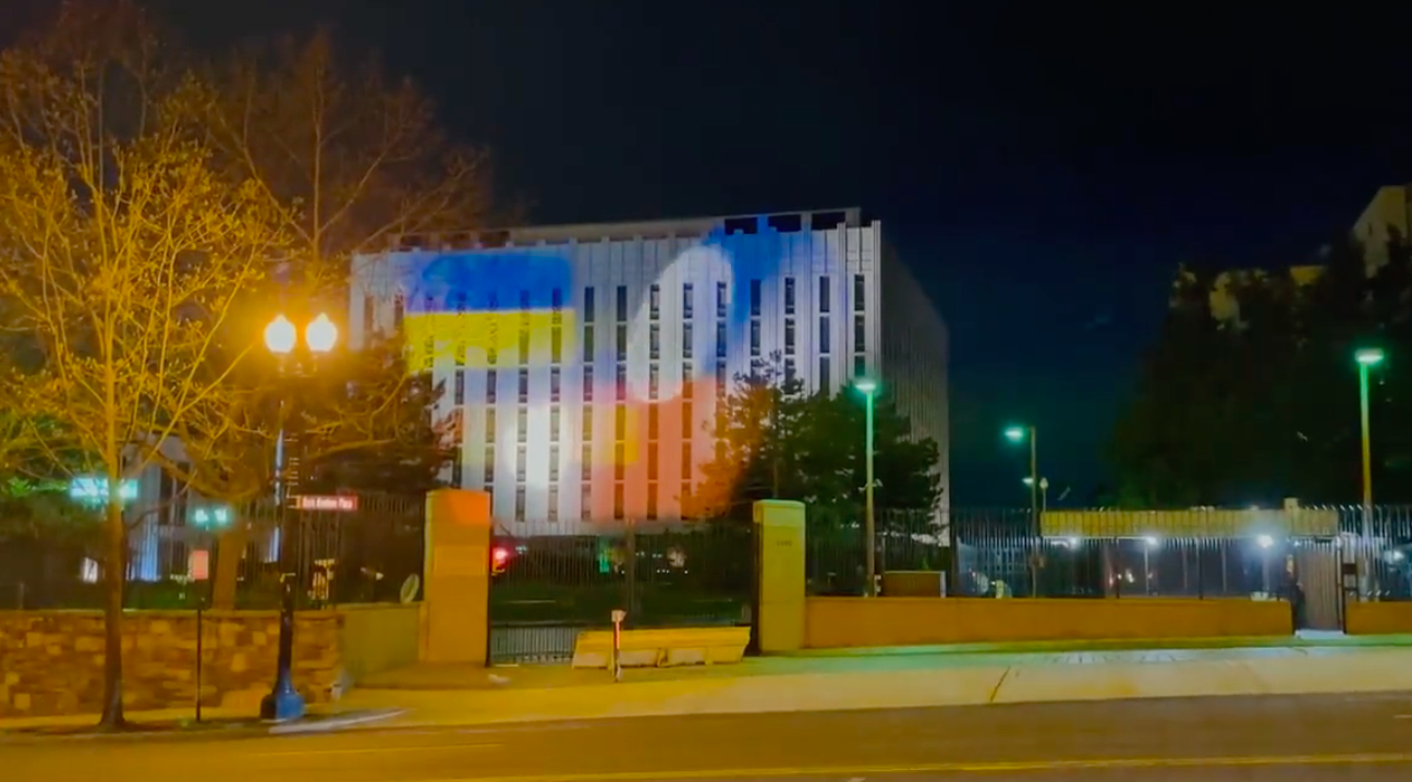 WATCH: Russian Embassy spotlight operator duels with pro-Ukraine protesters
