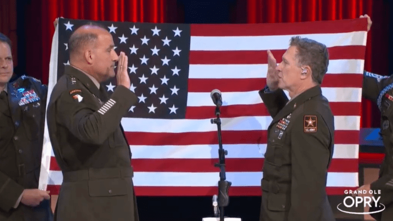 Country singer Craig Morgan reenlists in US Army during concert
