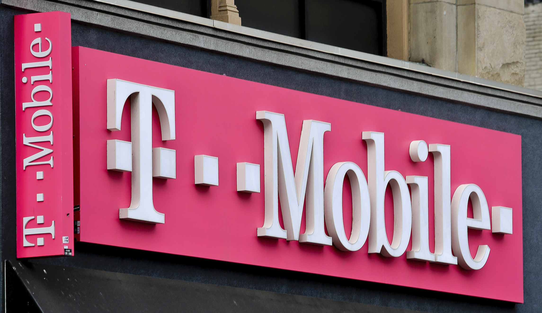 Mass outages reported across US as T-Mobile handles ‘voice and data issue’