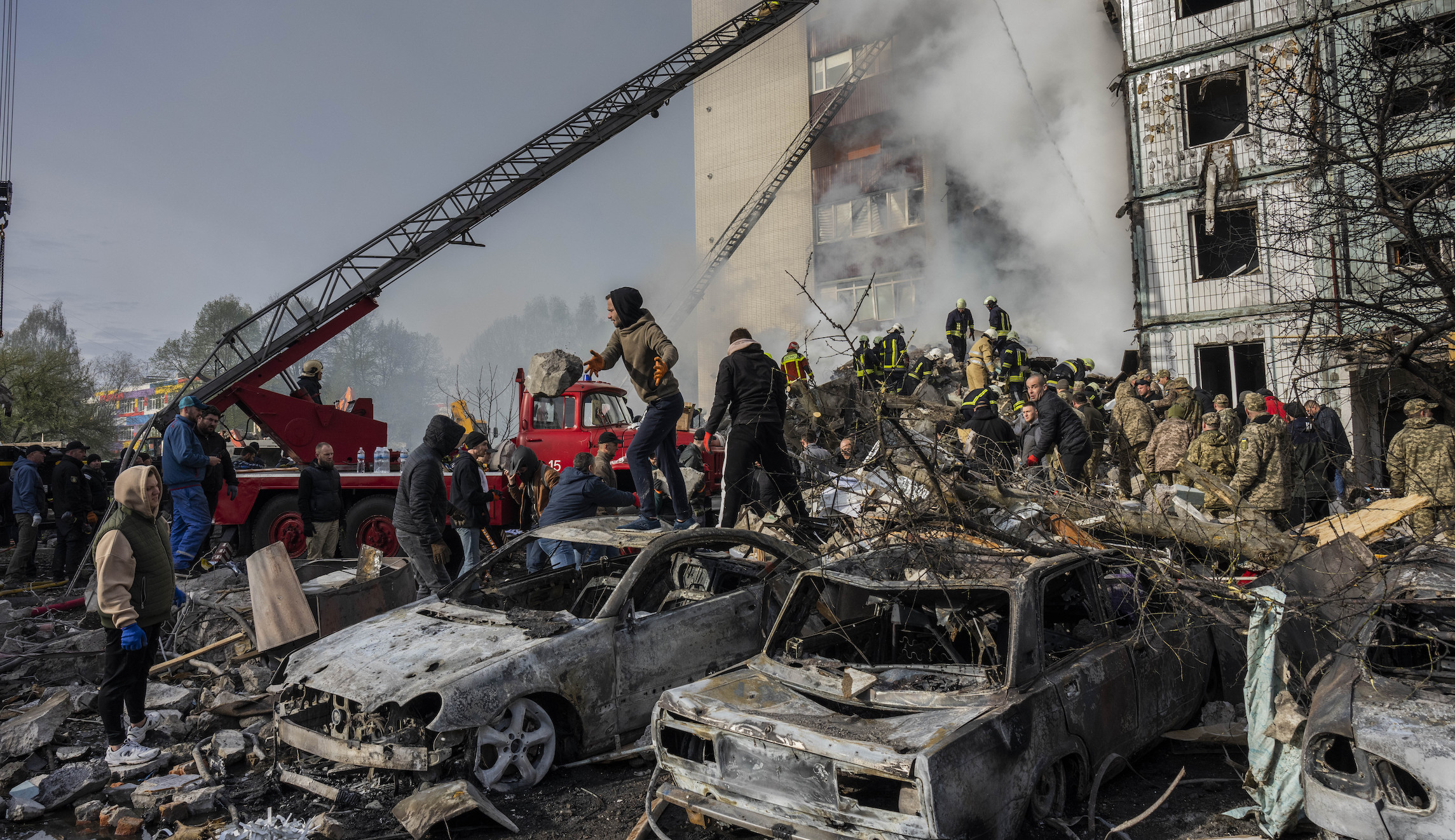 Russian strikes kill at least 19 people in Ukraine