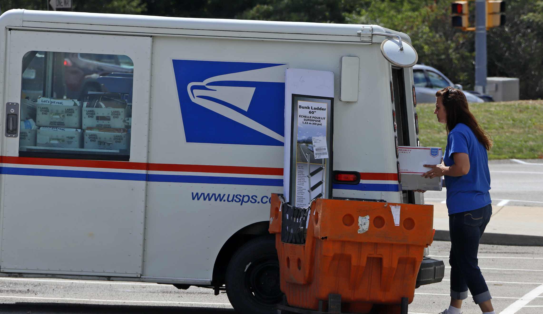 Holiday package deluge overwhelms Postal Service