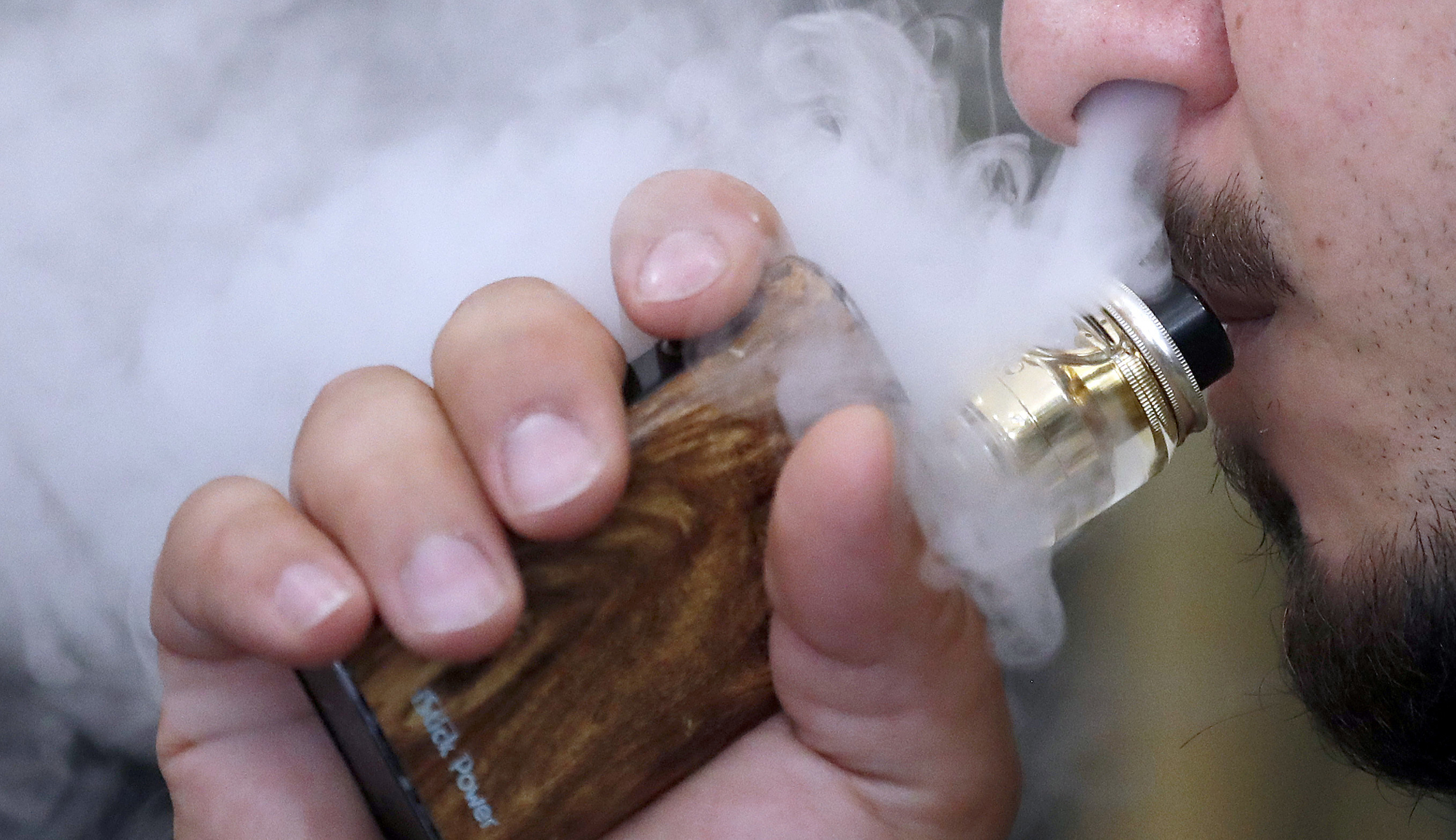 FDA suggests that e-cigarettes are giving teens seizures