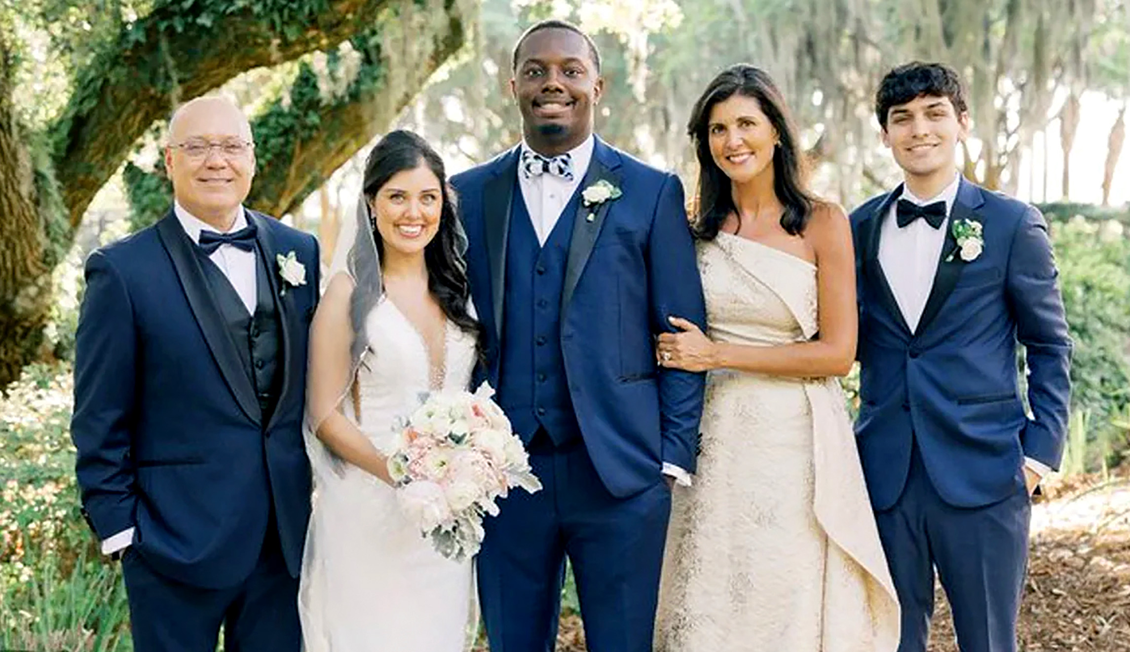 Journalists attack Nikki Haley for a dress