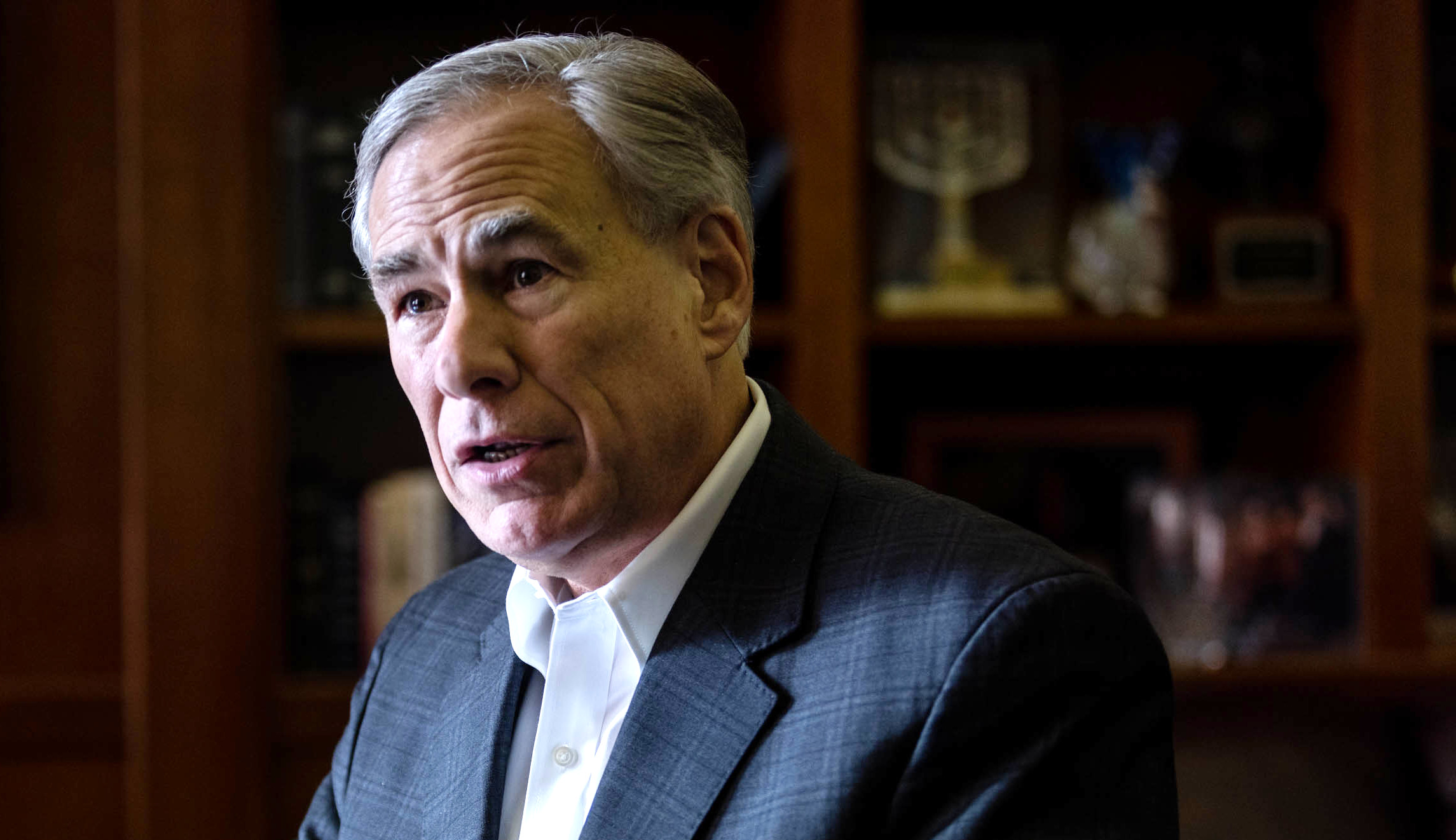 Abbott scoffs at ‘gimmick’ invite to stay in New York City migrant shelter