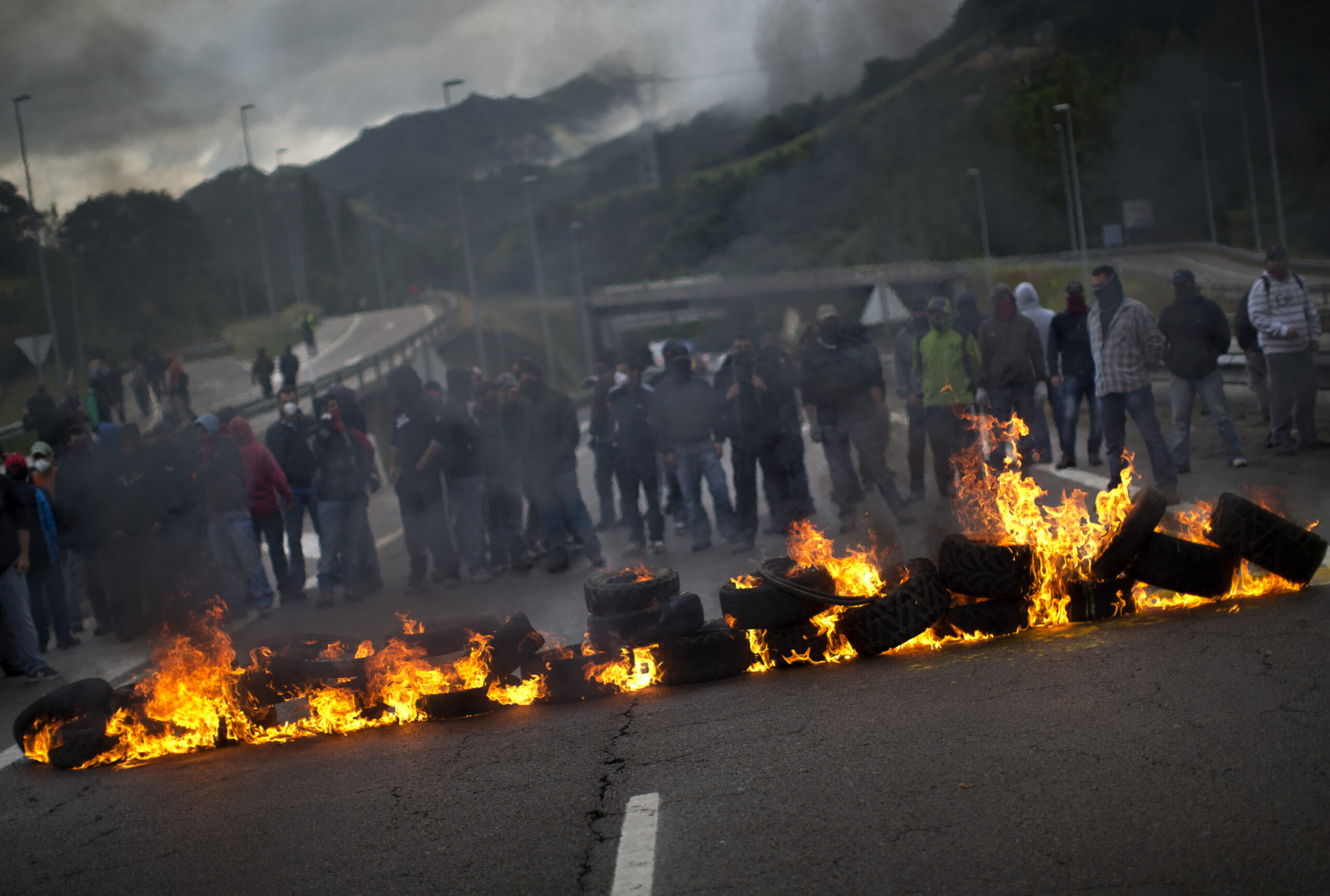 Striking miners in north Spain use violent tactics