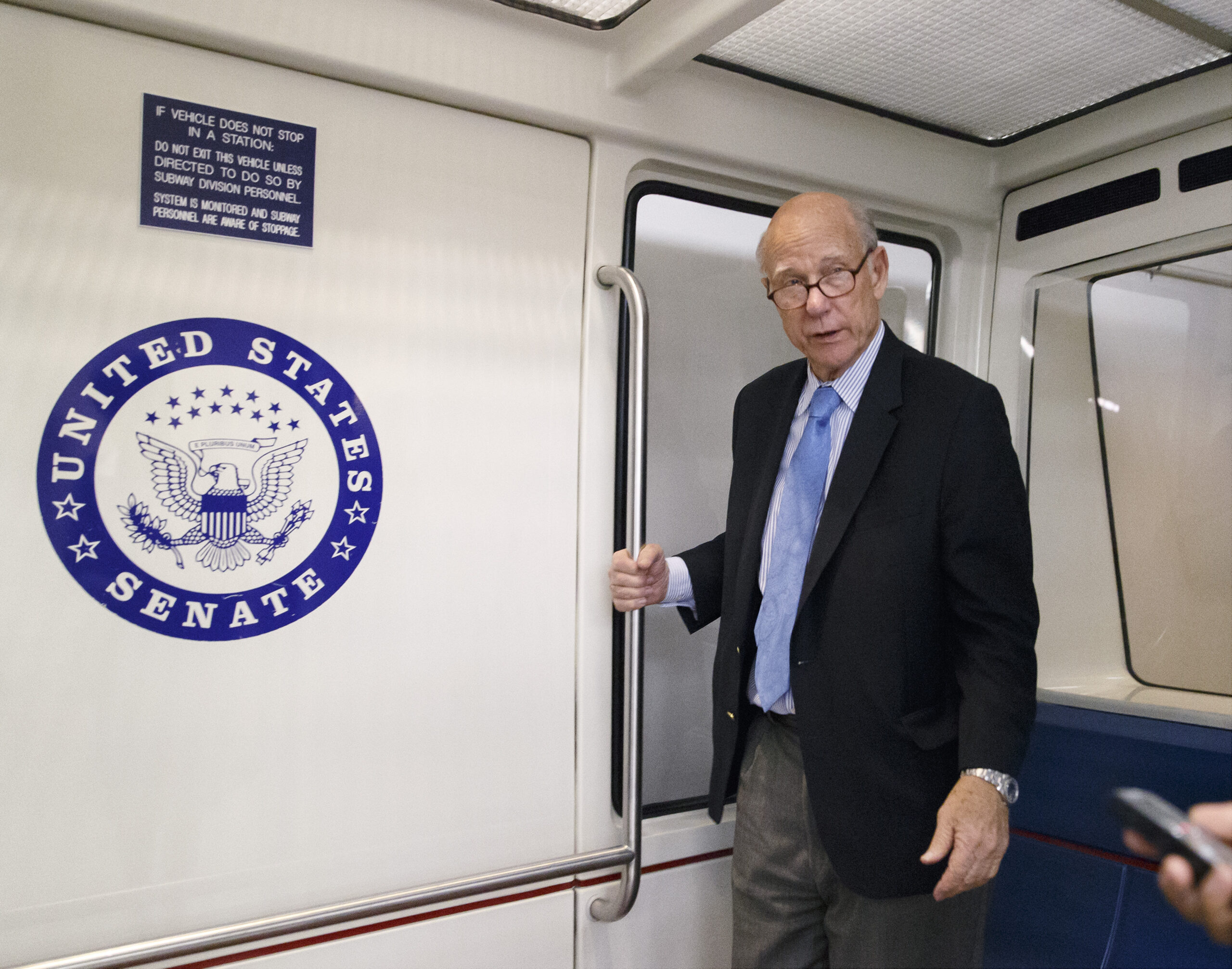 Conservative group endorses Kansas challenger