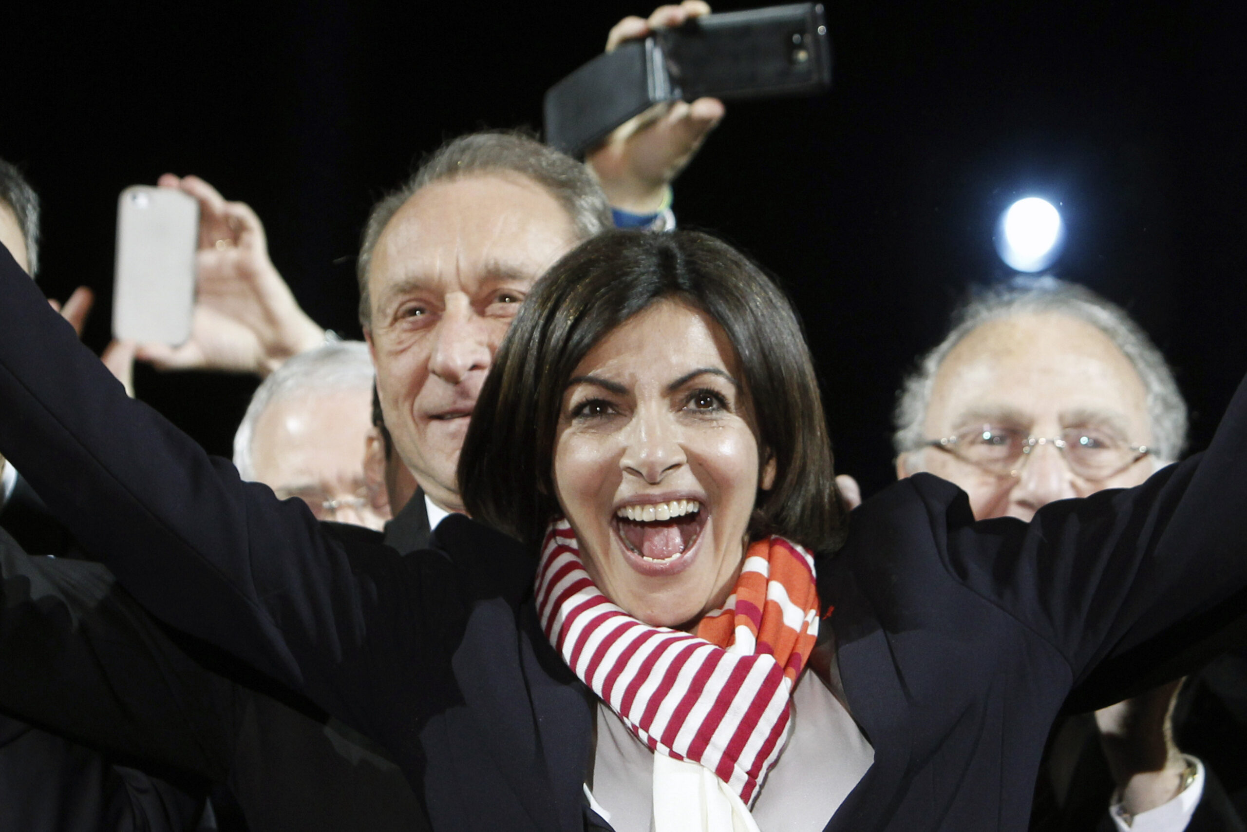 French voters deal blow to gov’t, help far right