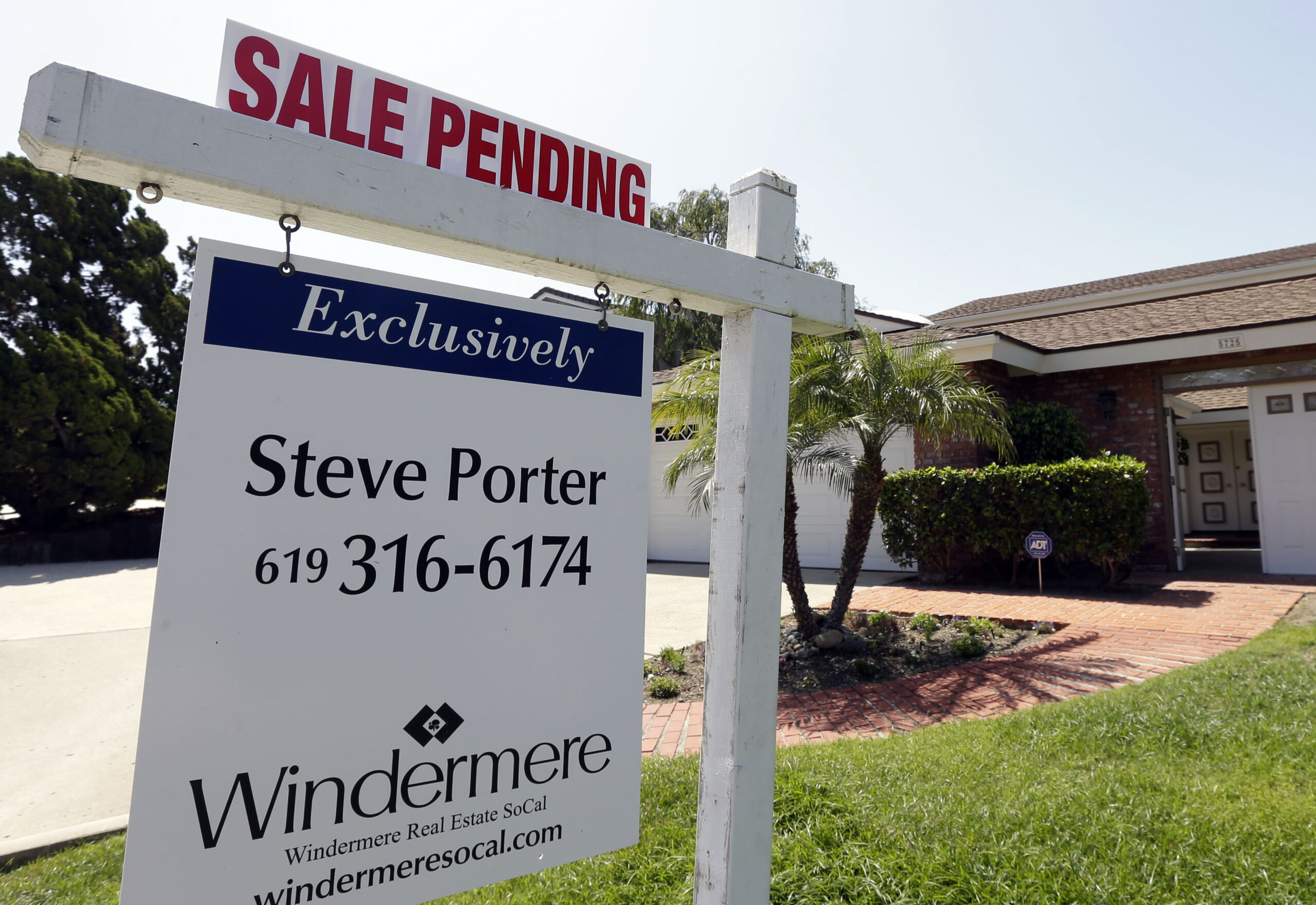 US pending home sales fall for 3rd straight month