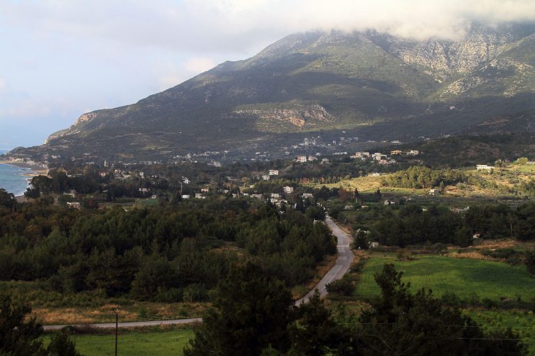 Activists: Syrian warplanes bomb rebels in Latakia