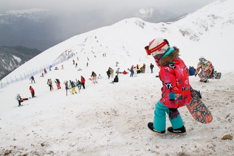 Avalanche kills 2 skiers at Sochi resort